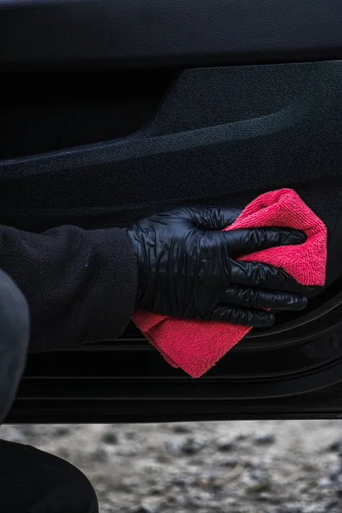 Nettoyage d’une contre-porte à la microfibre