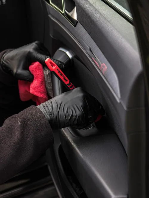 Nettoyage d’une poignée de porte à la microfibre